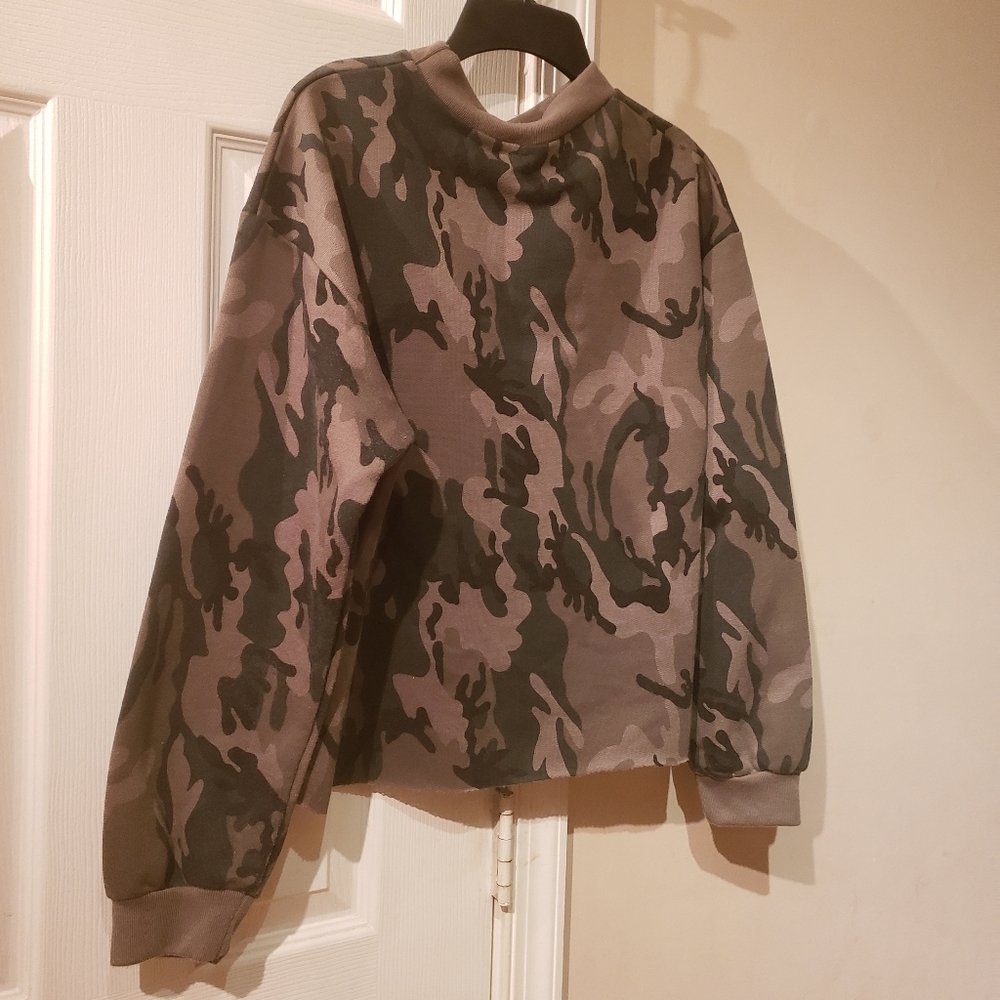 PrettyLittleThing Cameo Crop Top - Picture 4 of 6